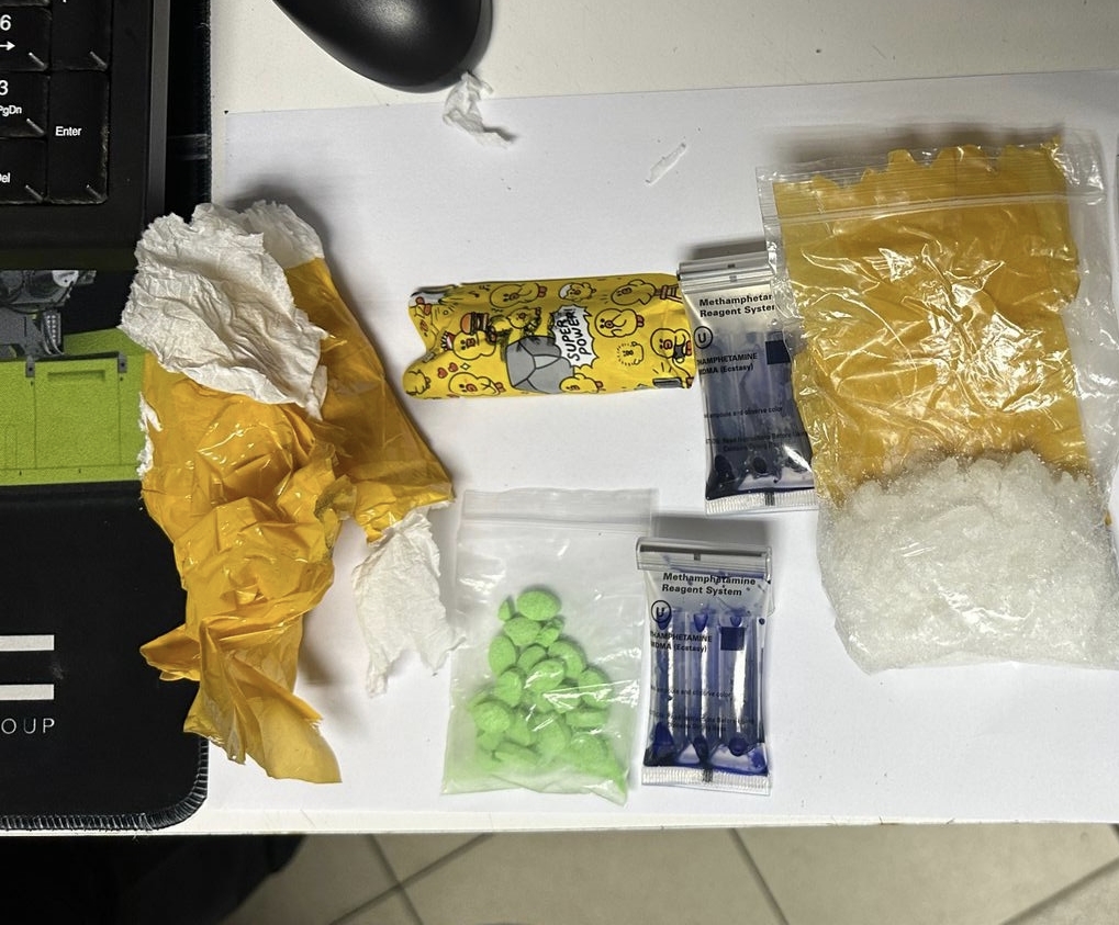 BC Batam memperlihatkan Barang Bukti tangkapan Tim Bea Cukai Batam saat menangkap seorang penumpang kapal MV MDM Express 09 yang kedapatan membawa narkoba jenis sabu, ekstasi, hingga cartridge vape mengandung etomidate, Minggu (22/2) malam. (Foto: BC Batam)