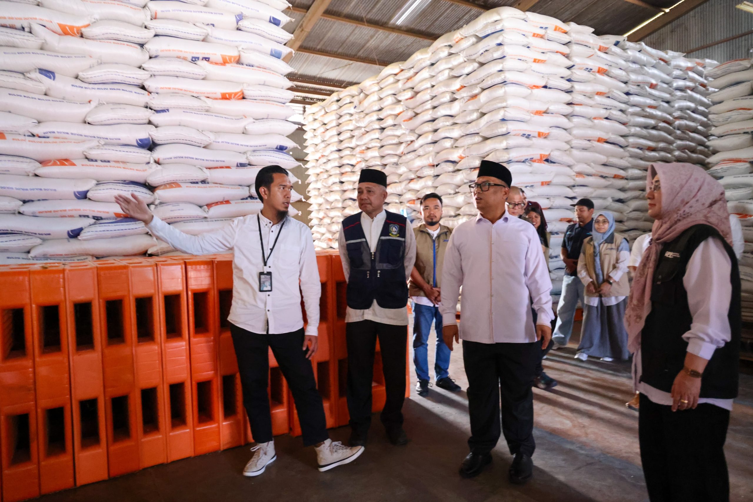 Wakil Gubernur Kepulauan Riau, Nyanyang Haris Pratamura saat monitoring di Pelabuhan Sri Bintan Pura Tanjungpinang, Pelabuhan RoRo Tanjung Uban, serta Gudang Bulog Tanjungpinang, Jumat (13/3).