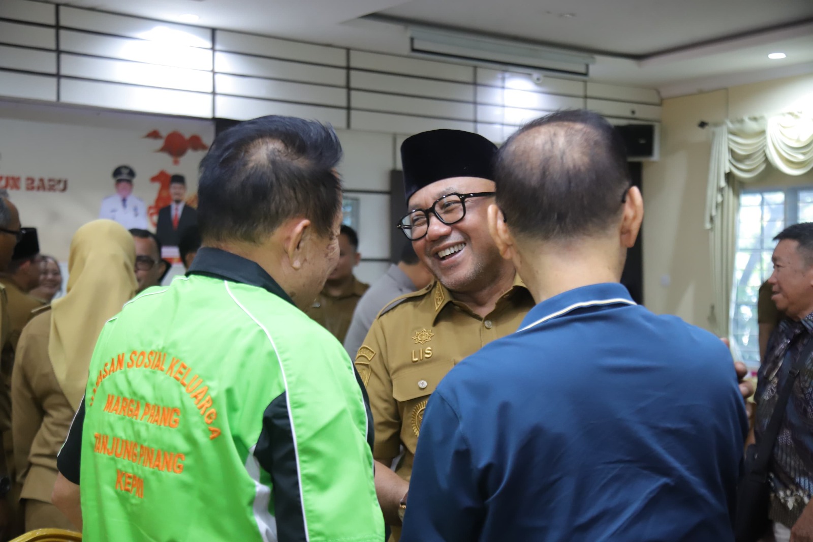 Wali Kota Tanjungpinang, Lis Darmansyah, saat bercengkarama dengan warga dalam kegiatan penyerahan paket sembako kepada perwakilan RT dan RW yang merayakan Imlek 2577 di Aula Kantor Kelurahan Tanjungpinang Kota, Senin (9/2).
