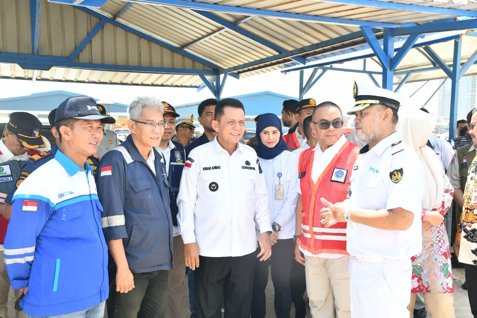 Gubernur Kepulauan Riau Ansar Ahmad saat meninjau langsung kesiapan arus mudik Lebaran 2026 di Pelabuhan Bintang Persada 99, Batu Ampar, Kota Batam, Sabtu (14/3). Peninjauan dilakukan terhadap para pemudik yang akan berangkat menggunakan KM Kelud tujuan Belawan, Sumatera Utara.