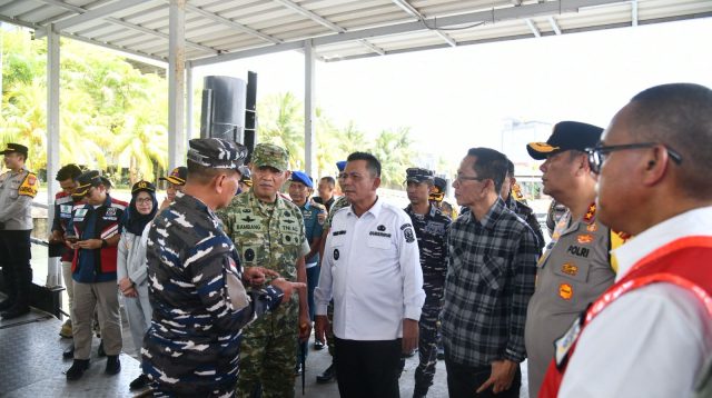 Gubernur Kepulauan Riau Ansar Ahmad saat meninjau langsung kesiapan arus mudik Lebaran 2026 di Pelabuhan Bintang Persada 99, Batu Ampar, Kota Batam, Sabtu (14/3). Peninjauan dilakukan terhadap para pemudik yang akan berangkat menggunakan KM Kelud tujuan Belawan, Sumatera Utara.