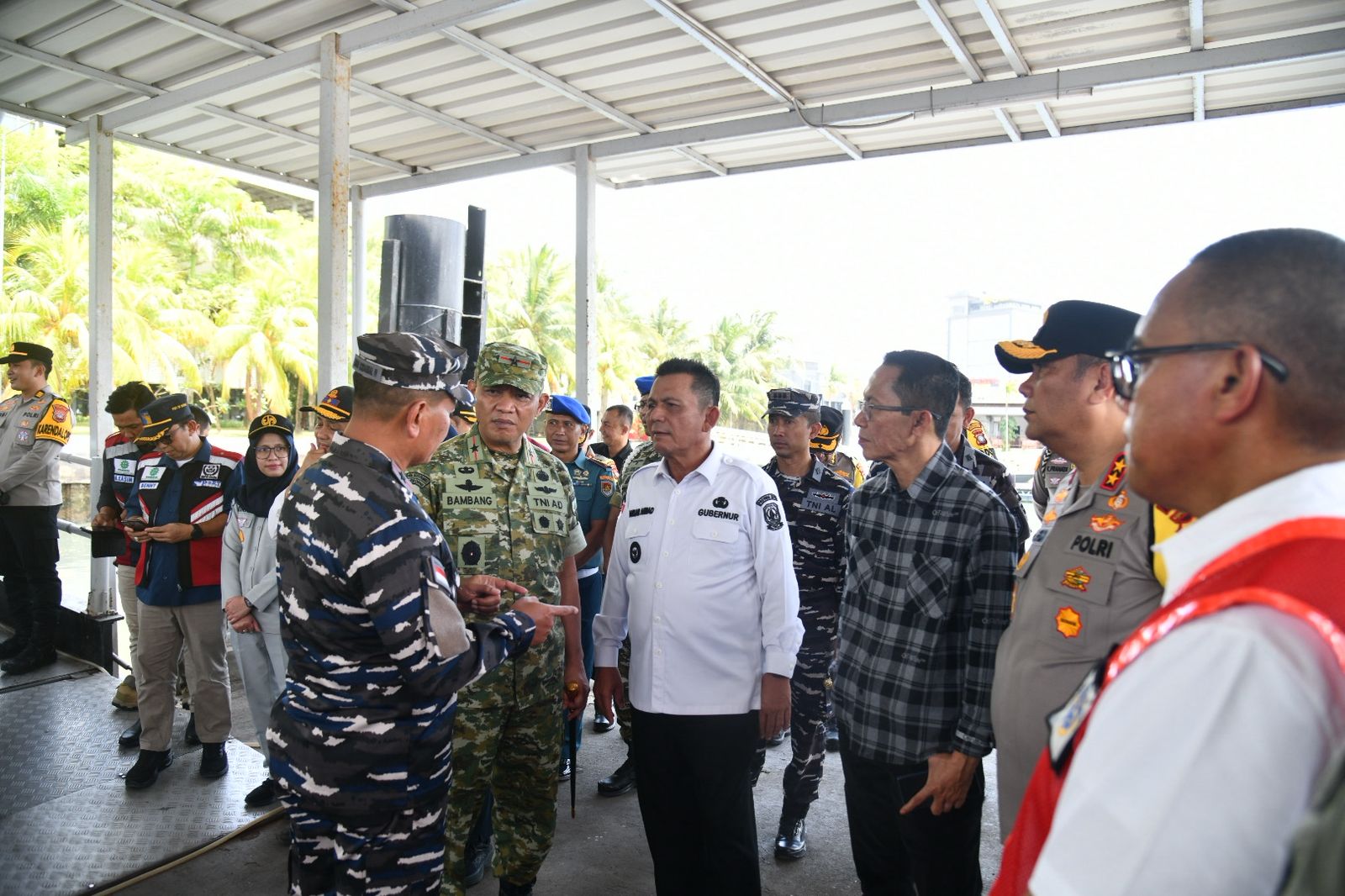 Gubernur Kepulauan Riau Ansar Ahmad saat meninjau langsung kesiapan arus mudik Lebaran 2026 di Pelabuhan Bintang Persada 99, Batu Ampar, Kota Batam, Sabtu (14/3). Peninjauan dilakukan terhadap para pemudik yang akan berangkat menggunakan KM Kelud tujuan Belawan, Sumatera Utara.