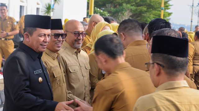 Pemerintah Provinsi Kepulauan Riau saat menggelar apel perdana pasca libur Hari Raya Idulfitri 1447 Hijriah di Lapangan Upacara Kantor Gubernur Kepri, Senin (30/3). Apel dipimpin Gubernur Kepulauan Riau, Ansar Ahmad.