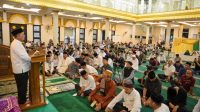 Gubernur Kepulauan Riau, Ansar Ahmad, saat melaksanakan Safari Ramadan di Masjid Al Uswah Batu 10, Kota Tanjungpinang, Sabtu (14/3/2026), yang dirangkaikan dengan salat isya dan tarawih berjamaah.