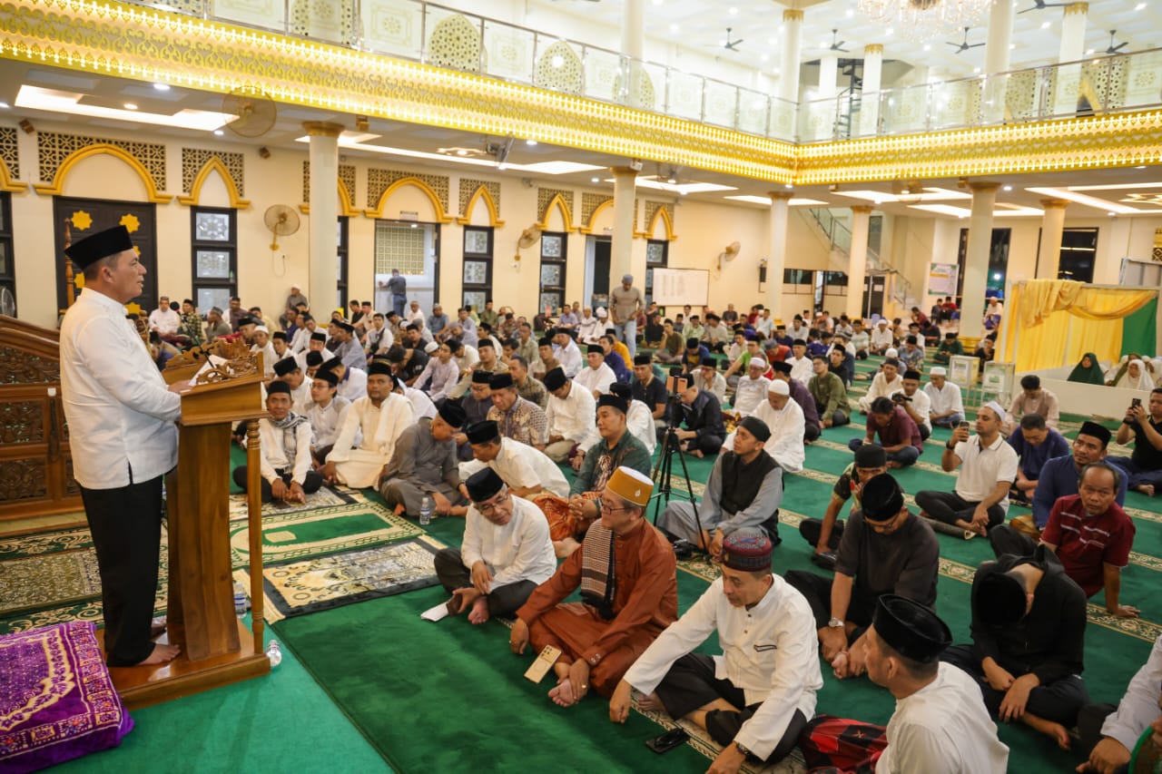 Gubernur Kepulauan Riau, Ansar Ahmad, saat melaksanakan Safari Ramadan di Masjid Al Uswah Batu 10, Kota Tanjungpinang, Sabtu (14/3/2026), yang dirangkaikan dengan salat isya dan tarawih berjamaah.