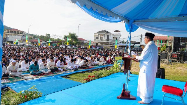 Gubernur Kepulauan Riau, Ansar Ahmad, saat melaksanakan Salat Idulfitri 1447 Hijriah bersama masyarakat di Lapangan Bola Gladi Bakar Jaya, Tanjungriau, Kecamatan Sekupang, Kota Batam, Sabtu (21/5/2026)