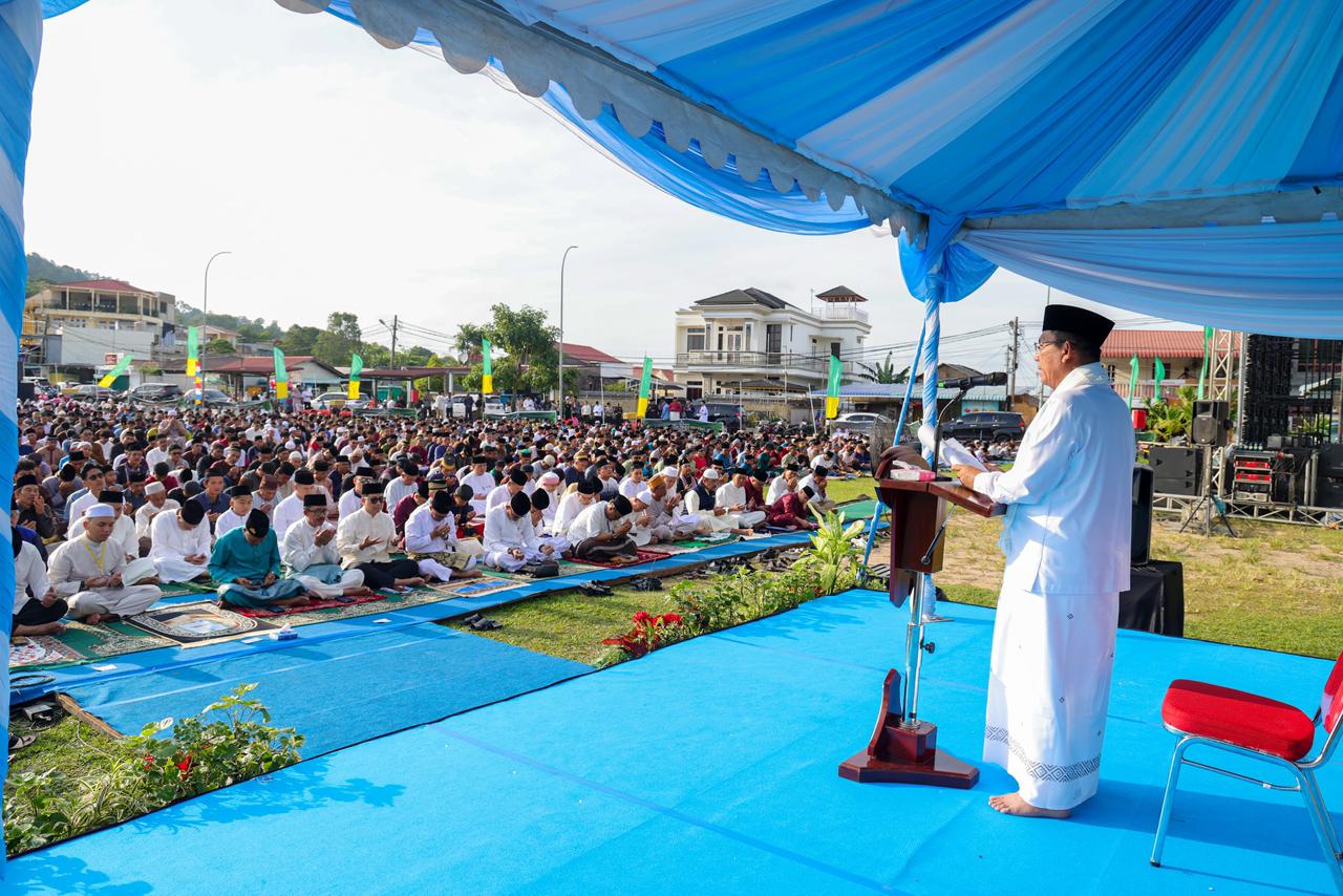 Gubernur Kepulauan Riau, Ansar Ahmad, saat melaksanakan Salat Idulfitri 1447 Hijriah bersama masyarakat di Lapangan Bola Gladi Bakar Jaya, Tanjungriau, Kecamatan Sekupang, Kota Batam, Sabtu (21/5/2026)