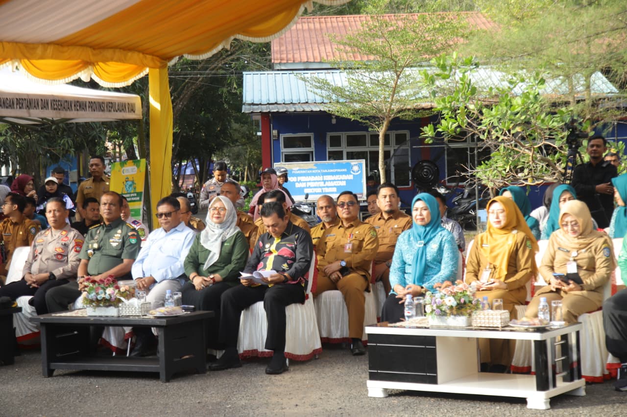 Asisten Administrasi Perekonomian dan Pembangunan Setdako Tanjungpinang, Elfiani Sandri, mewakili Wali Kota Tanjungpinang Lis Darmansyah menghadiri Launching Gerakan Pangan Murah (GPM) se-Provinsi Kepulauan Riau di Lapangan Terminal Sei Carang, Tanjungpinang Timur, Senin (9/2/2026), bersama Gubernur Kepulauan Riau Ansar Ahmad dan jajaran pejabat terkait.