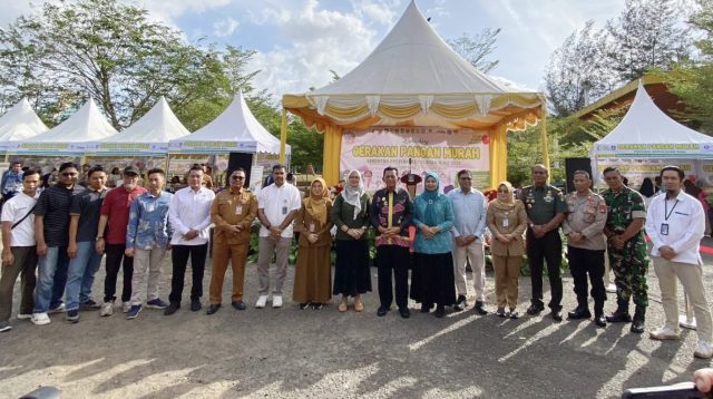 Asisten Administrasi Perekonomian dan Pembangunan Setdako Tanjungpinang, Elfiani Sandri, mewakili Wali Kota Tanjungpinang Lis Darmansyah menghadiri Launching Gerakan Pangan Murah (GPM) se-Provinsi Kepulauan Riau di Lapangan Terminal Sei Carang, Tanjungpinang Timur, Senin (9/2/2026), bersama Gubernur Kepulauan Riau Ansar Ahmad dan jajaran pejabat terkait.