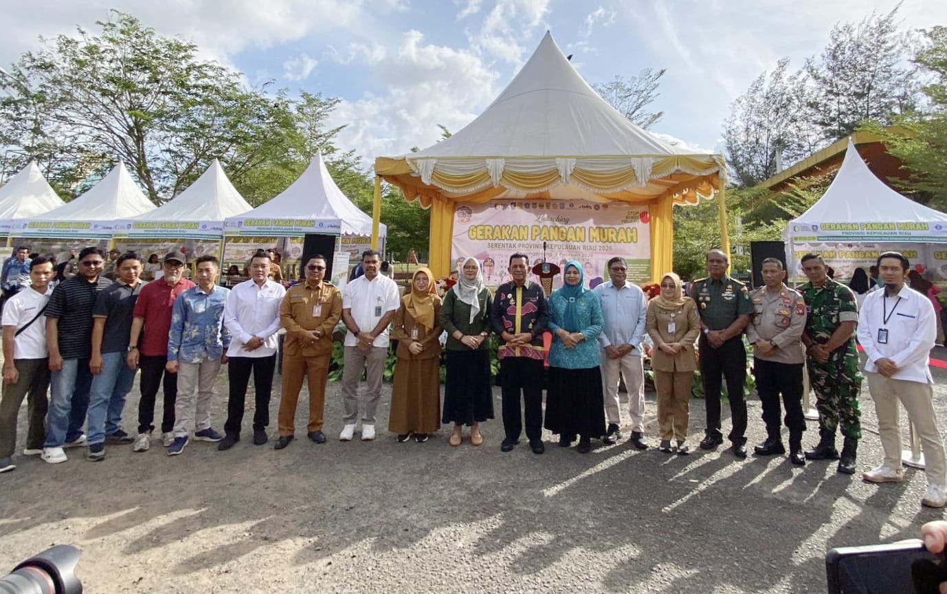 Asisten Administrasi Perekonomian dan Pembangunan Setdako Tanjungpinang, Elfiani Sandri, mewakili Wali Kota Tanjungpinang Lis Darmansyah menghadiri Launching Gerakan Pangan Murah (GPM) se-Provinsi Kepulauan Riau di Lapangan Terminal Sei Carang, Tanjungpinang Timur, Senin (9/2/2026), bersama Gubernur Kepulauan Riau Ansar Ahmad dan jajaran pejabat terkait.