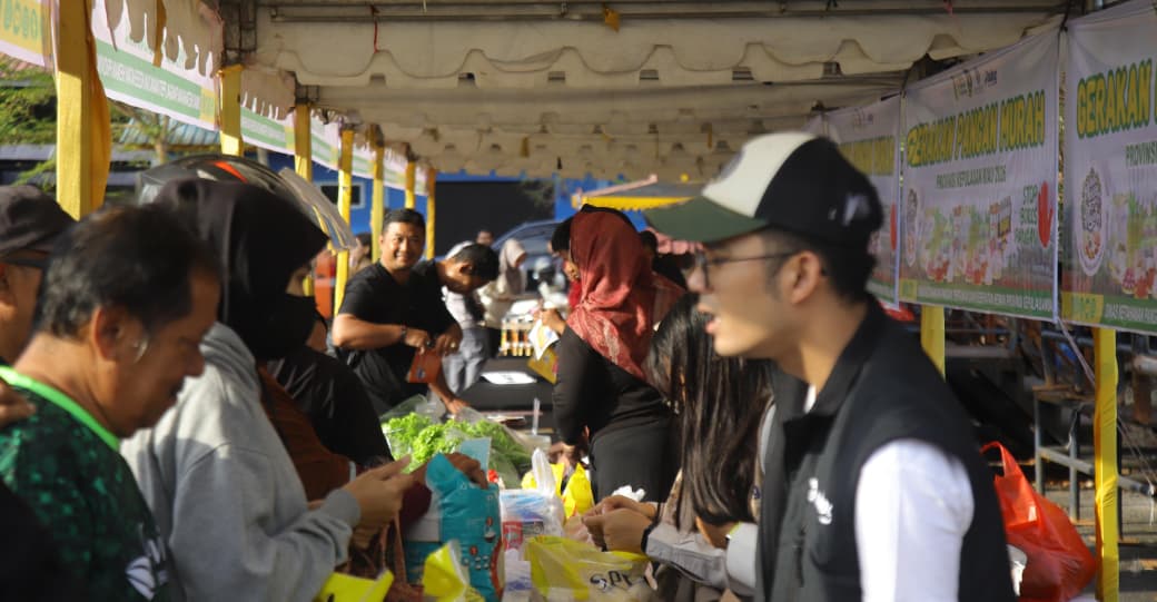 Asisten Administrasi Perekonomian dan Pembangunan Setdako Tanjungpinang, Elfiani Sandri, mewakili Wali Kota Tanjungpinang Lis Darmansyah menghadiri Launching Gerakan Pangan Murah (GPM) se-Provinsi Kepulauan Riau di Lapangan Terminal Sei Carang, Tanjungpinang Timur, Senin (9/2/2026), bersama Gubernur Kepulauan Riau Ansar Ahmad dan jajaran pejabat terkait.