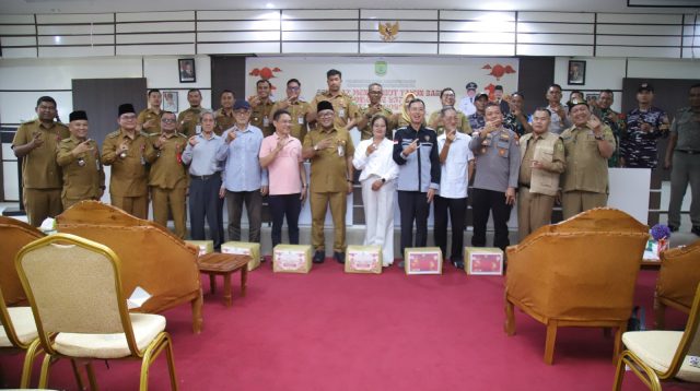 Wali Kota Tanjungpinang, Lis Darmansyah, didampingi jajaran pejabat Pemerintah Kota Tanjungpinang menyerahkan paket sembako kepada perwakilan RT dan RW yang merayakan Imlek 2577 di Aula Kantor Kelurahan Tanjungpinang Kota, Senin (9/2).