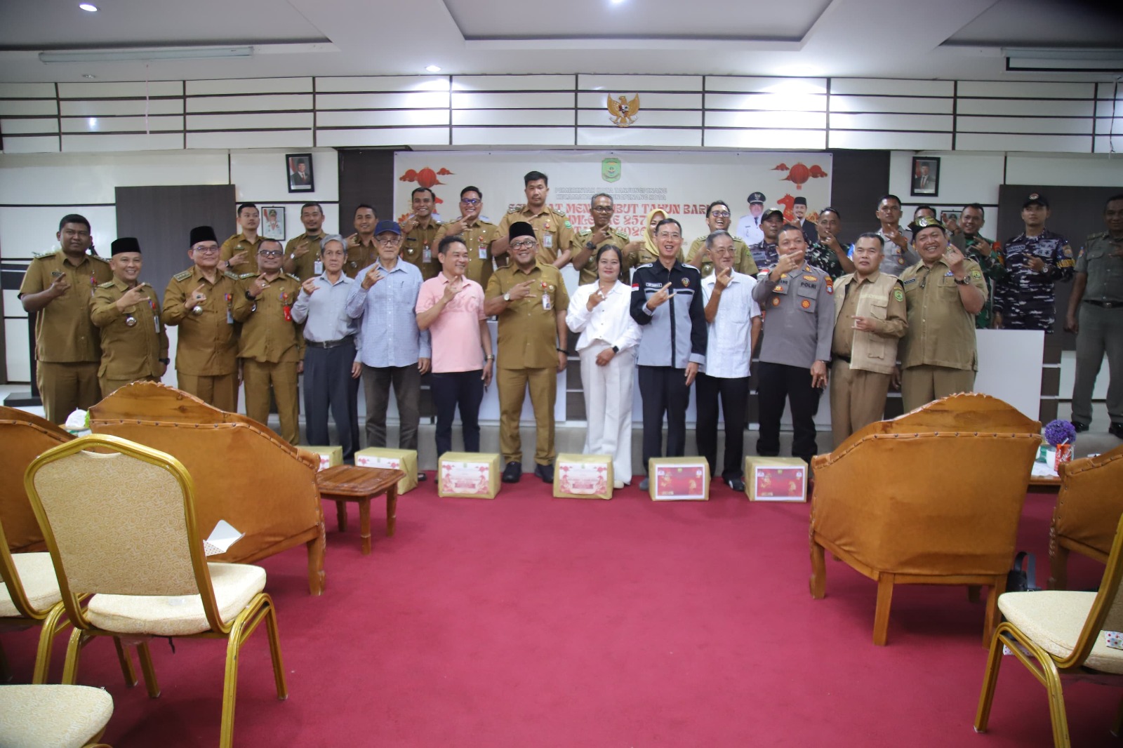 Wali Kota Tanjungpinang, Lis Darmansyah, didampingi jajaran pejabat Pemerintah Kota Tanjungpinang menyerahkan paket sembako kepada perwakilan RT dan RW yang merayakan Imlek 2577 di Aula Kantor Kelurahan Tanjungpinang Kota, Senin (9/2).