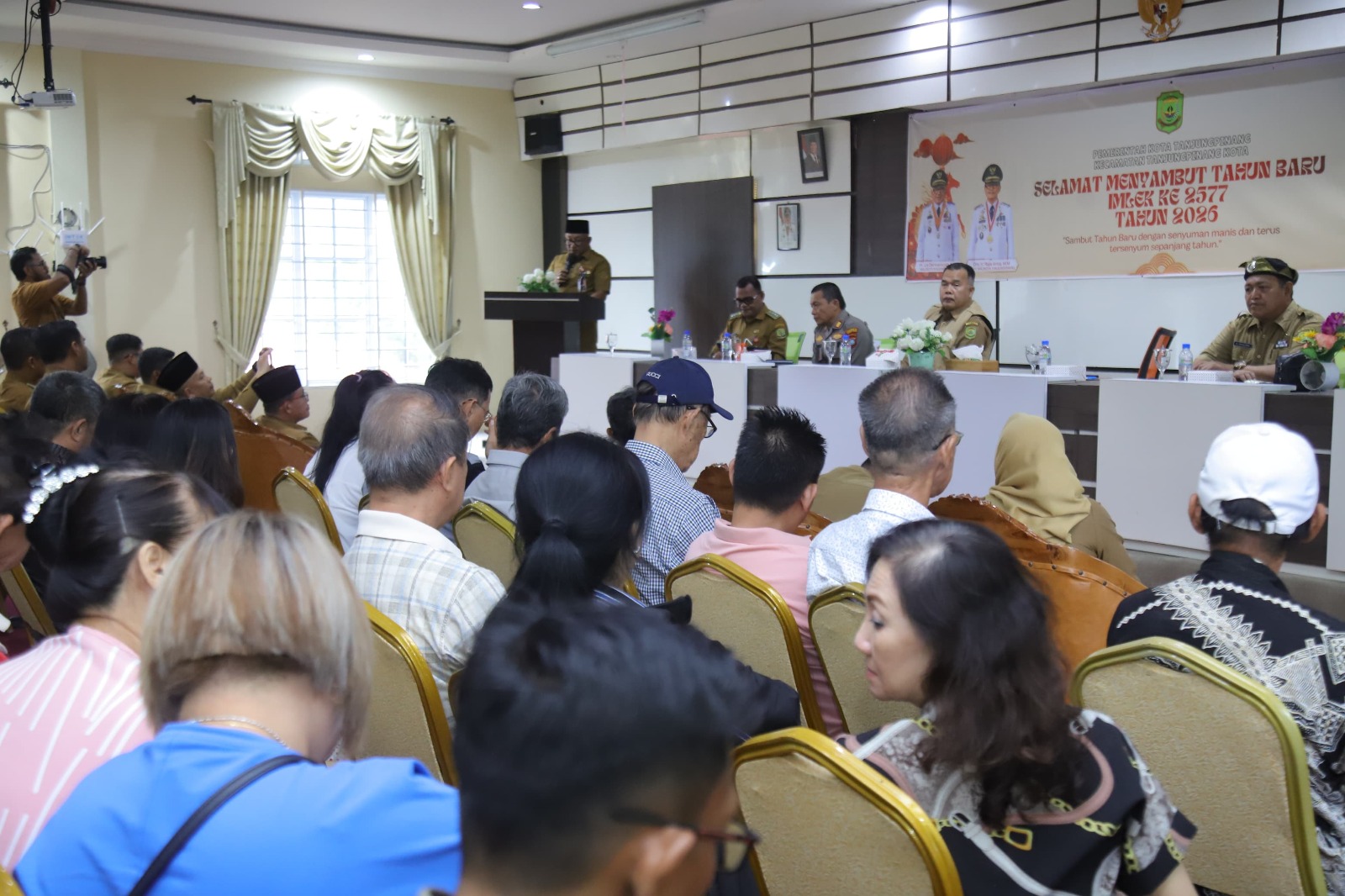 Wali Kota Tanjungpinang, Lis Darmansyah, menyampaikan pidato dalam kegiatan penyerahan paket sembako kepada perwakilan RT dan RW yang merayakan Imlek 2577 di Aula Kantor Kelurahan Tanjungpinang Kota, Senin (9/2).