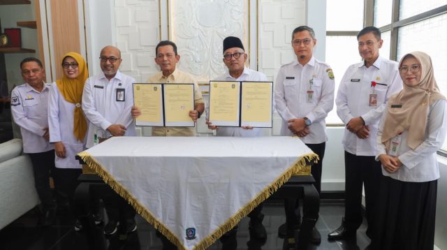 Gubernur Kepulauan Riau Ansar Ahmad saat penandatangan penyerahan Barang Milik Daerah (BMD) kepada Wali Kota Tanjungpinang Lis Darmansyah, di Gedung VIP Bandara Raja Haji Fisabilillah, Rabu (8/4/2026)