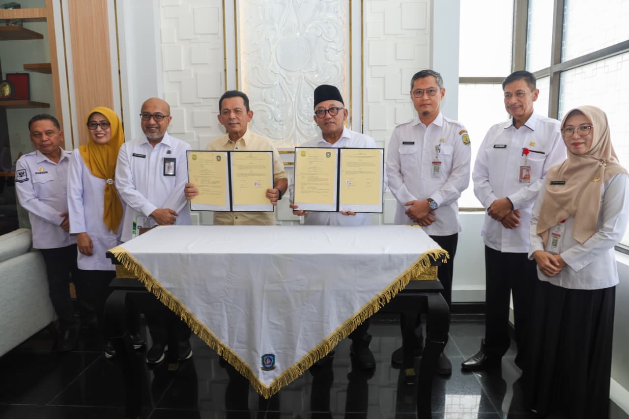 Gubernur Kepulauan Riau Ansar Ahmad saat penandatangan penyerahan Barang Milik Daerah (BMD) kepada Wali Kota Tanjungpinang Lis Darmansyah, di Gedung VIP Bandara Raja Haji Fisabilillah, Rabu (8/4/2026)