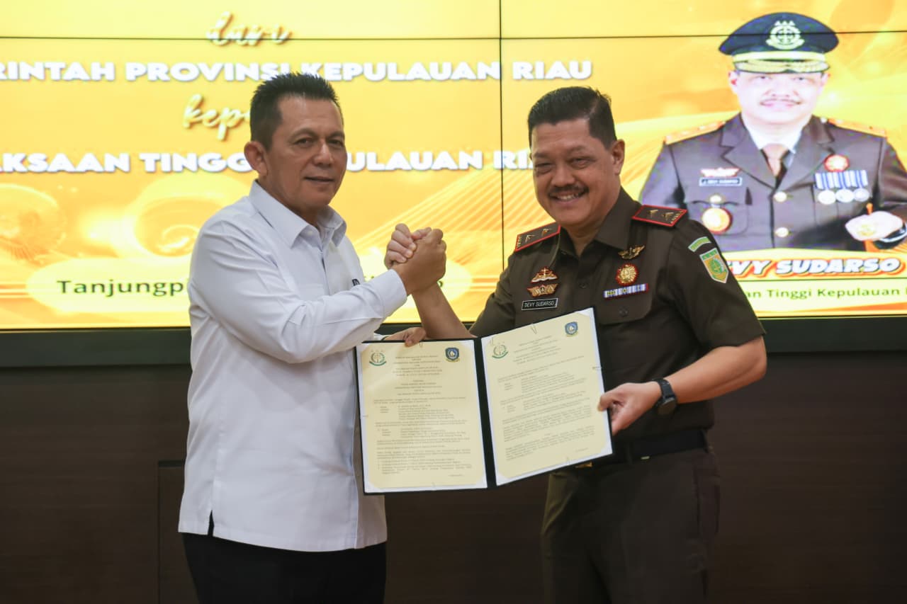 Gubernur Kepulauan Riau, Ansar Ahmad (kiri), menyerahkan dokumen hibah lahan kepada Kepala Kejaksaan Tinggi Kepri, J. Devy Sudarso (kanan), di Kantor Kejati Kepri, Tanjungpinang, Kamis (16/4/2026). Hibah lahan seluas 2.000 meter persegi di Kabupaten Natuna tersebut untuk mendukung operasional dan peningkatan kinerja Kejaksaan Negeri Natuna.