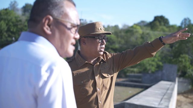 Wakil Gubernur Kepri, Nyanyang saat meninjau langsung lokasi waduk, Senin (6/4), didampingi Tim Percepatan Pembangunan Kepri Suyono Saeran dan Kepala Bidang Sumber Daya Air Dinas Pekerjaan Umum Kepri, Dona Astriana.