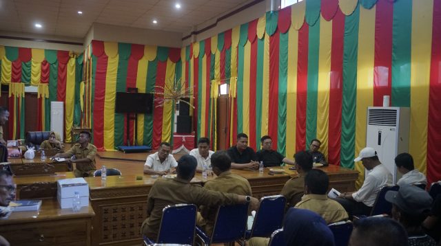 Komisi II DPRD Kabupaten Lingga saat menggelar Rapat Dengar Pendapat (RDP) untuk membahas persoalan penggusuran lahan sagu milik warga Desa Pekaka, Senin (6/4/2026)