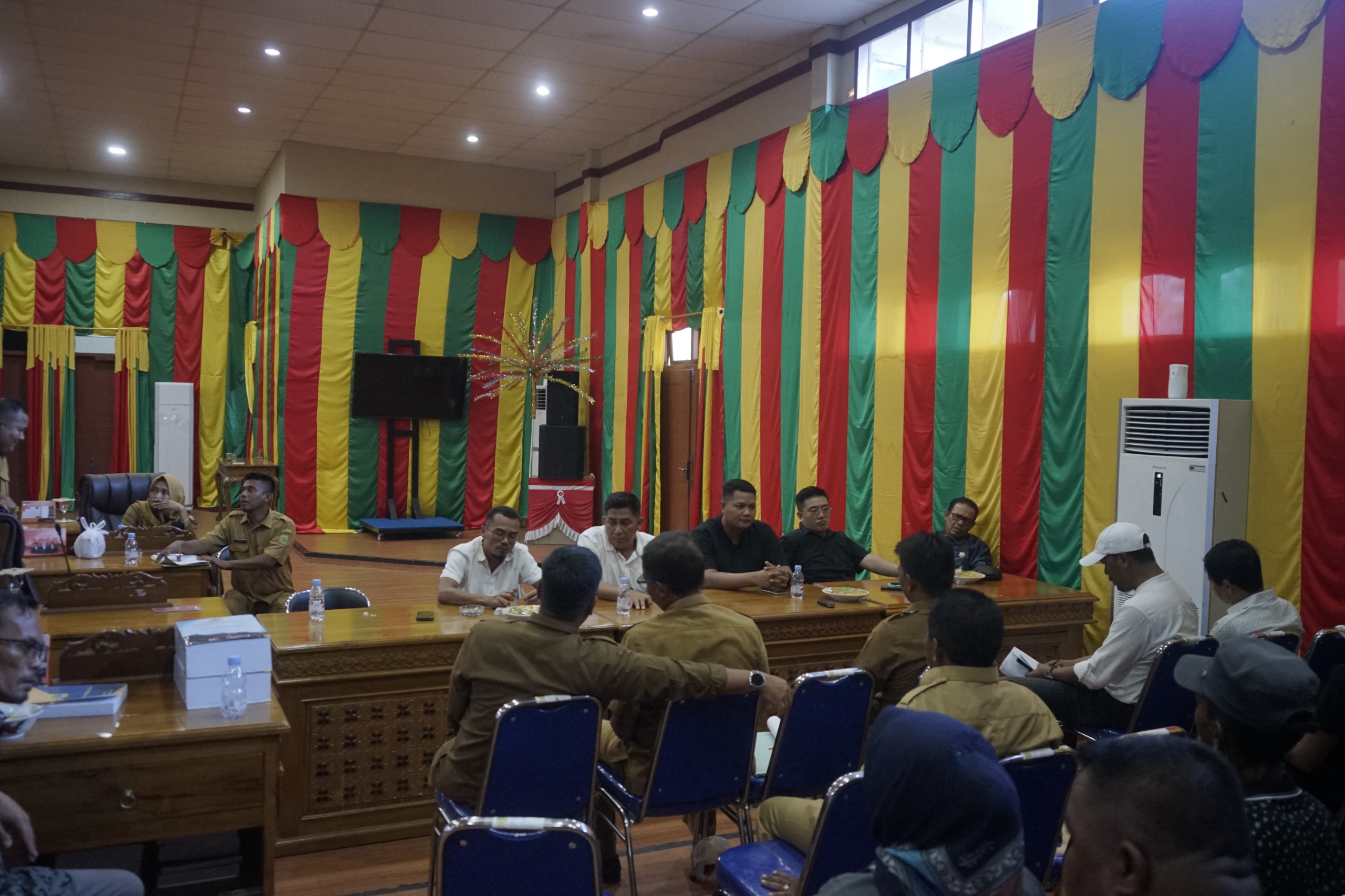 Komisi II DPRD Kabupaten Lingga saat menggelar Rapat Dengar Pendapat (RDP) untuk membahas persoalan penggusuran lahan sagu milik warga Desa Pekaka, Senin (6/4/2026)