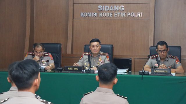 Polda Kepri saat menggelar Sidang KKEP digelar pada Jumat, (17/4/2026) di Ruang Sidang Komisi Kode Etik Polri Polda Kepri.