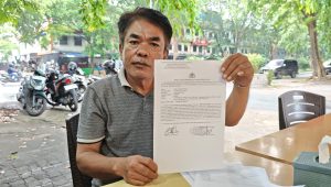 Mantan Anggota DPRD Tanjungpinang Partai Gerindra, Hot Asi Silitonga, saat menunjukkan bukti laporan terkait dugaan pengancaman dirinya oleh pria berinisial MN, Rabu (22/4/1/2026) (Foto: Aji Anugraha)