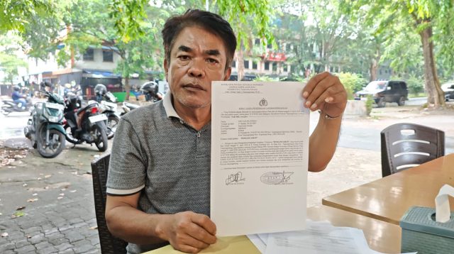 Mantan Anggota DPRD Tanjungpinang Partai Gerindra, Hot Asi Silitonga, saat menunjukkan bukti laporan terkait dugaan pengancaman dirinya oleh pria berinisial MN, Rabu (22/4/1/2026) (Foto: Aji Anugraha)