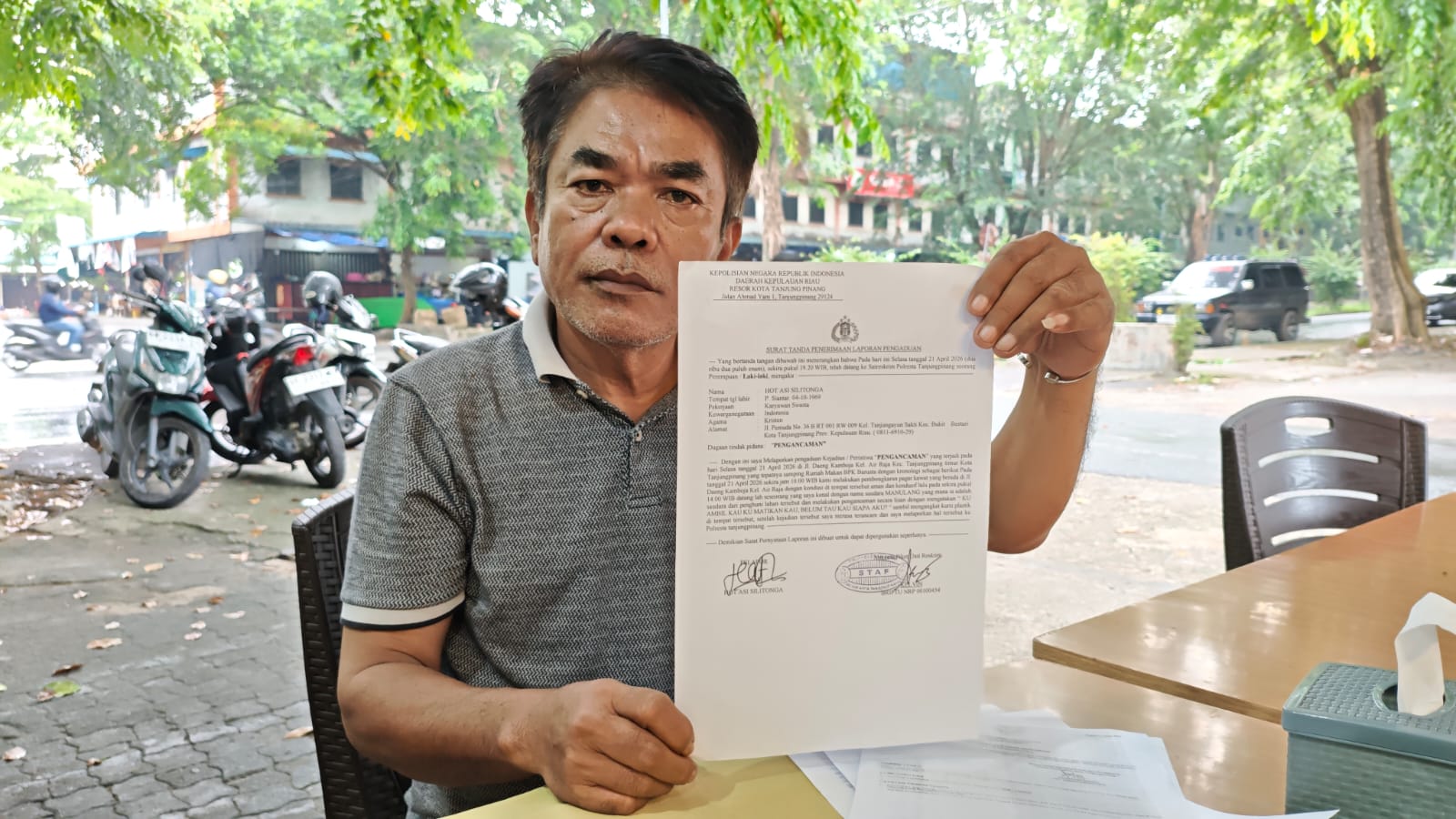 Mantan Anggota DPRD Tanjungpinang Partai Gerindra, Hot Asi Silitonga, saat menunjukkan bukti laporan terkait dugaan pengancaman dirinya oleh pria berinisial MN, Rabu (22/4/1/2026) (Foto: Aji Anugraha)