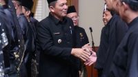 Gubernur Kepri Ansar Ahmad, saat bersalaman dengan Dewan Kebudayaan Kepulauan Riau usai dilantik, Jumat (17/4/2026) (Foto: eksklusif RD)