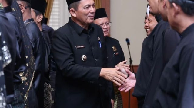 Gubernur Kepri Ansar Ahmad, saat bersalaman dengan Dewan Kebudayaan Kepulauan Riau usai dilantik, Jumat (17/4/2026) (Foto: eksklusif RD)