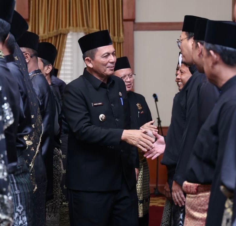 Gubernur Kepri Ansar Ahmad, saat bersalaman dengan Dewan Kebudayaan Kepulauan Riau usai dilantik, Jumat (17/4/2026) (Foto: eksklusif RD)