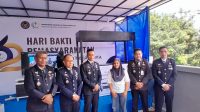 Kepala Lapas Kelas III Dabo Singkep, Yusrifa Arif saat menyerahkan gerobak usaha kepada salah satu keluarga WB , sempena HUT Pemasyarakatan, di Lingga, Senin (27/4/2026) (Foto: Alifatoni)