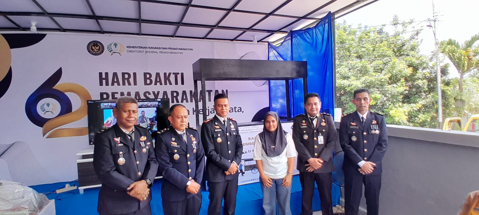 Kepala Lapas Kelas III Dabo Singkep, Yusrifa Arif saat menyerahkan gerobak usaha kepada salah satu keluarga WB , sempena HUT Pemasyarakatan, di Lingga, Senin (27/4/2026) (Foto: Alifatoni)