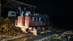Dokumentasi pengisian minyak solar dari Udin ke Perusahaan Tambang Bauksit PT Hermina Jaya, di Marok Tua, Lingga. (Foto: doc-Udin)