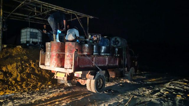 Dokumentasi pengisian minyak solar dari Udin ke Perusahaan Tambang Bauksit PT Hermina Jaya, di Marok Tua, Lingga. (Foto: doc-Udin)
