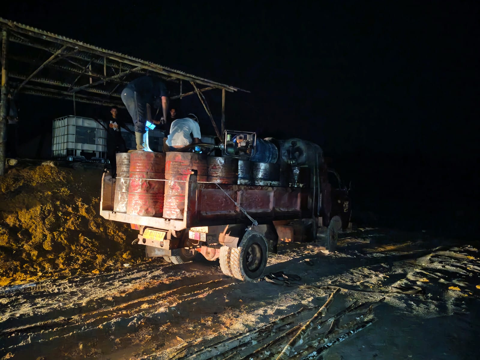 Dokumentasi pengisian minyak solar dari Udin ke Perusahaan Tambang Bauksit PT Hermina Jaya, di Marok Tua, Lingga. (Foto: doc-Udin)