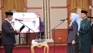 Gubernur Kepri Ansar Ahmad saat melantik Misni, sebagai Sekretaris Daerah Pemerintah Provinsi Kepulauan Riau, di Gedung Daerah, Senin (27/4/2026) (Foto: Diskominfo Kepri)