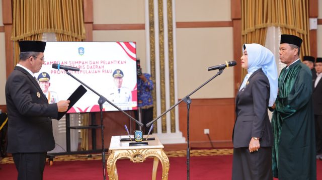 Gubernur Kepri Ansar Ahmad saat melantik Misni, sebagai Sekretaris Daerah Pemerintah Provinsi Kepulauan Riau, di Gedung Daerah, Senin (27/4/2026) (Foto: Diskominfo Kepri)