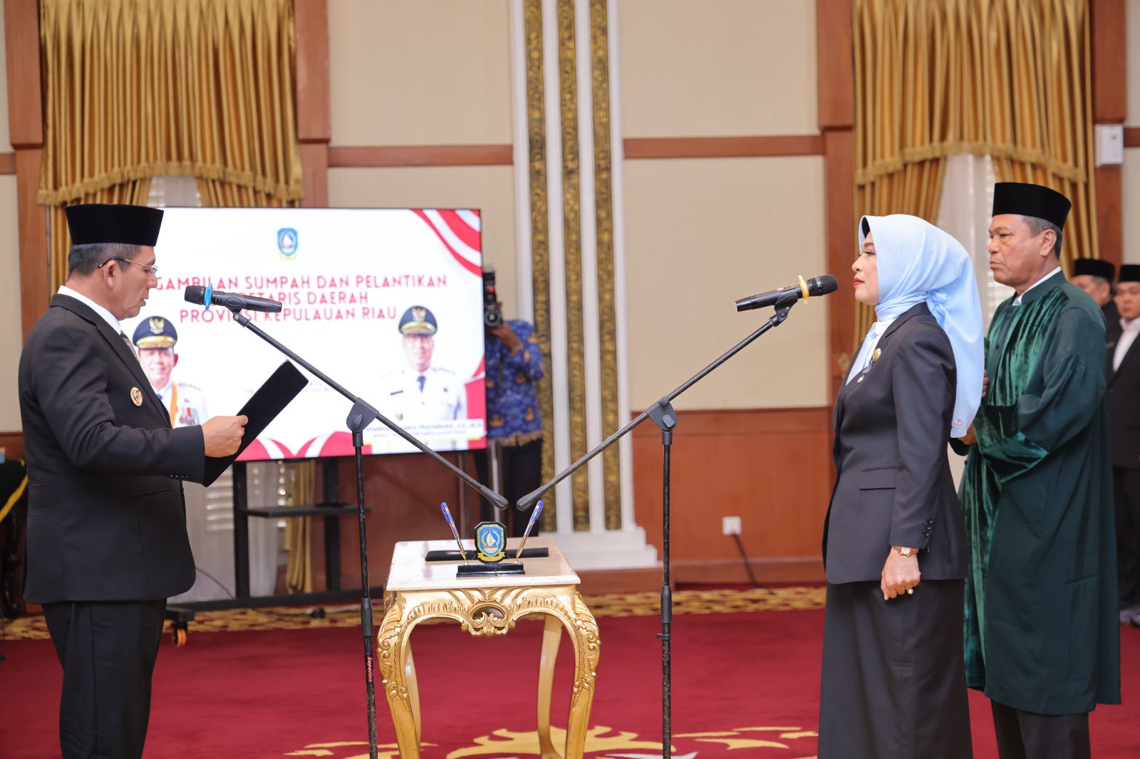 Gubernur Kepri Ansar Ahmad saat melantik Misni, sebagai Sekretaris Daerah Pemerintah Provinsi Kepulauan Riau, di Gedung Daerah, Senin (27/4/2026) (Foto: Diskominfo Kepri)