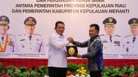 Gubernur Kepri Ansar Ahmad dan Bupati Kepulauan Meranti Asmar saat menunjukan nota kesepaktan bersama mencakup penyelenggaraan urusan pemerintahan daerah, pengembangan lintasan penyeberangan antarwilayah, penanaman modal, hingga peningkatan pelayanan kesehatan masyarakat, di Gedung Daerah, Tanjungpinang, Jumat (8/5/2026) (Foto: Diskominfokepri)