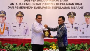 Gubernur Kepri Ansar Ahmad dan Bupati Kepulauan Meranti Asmar saat menunjukan nota kesepaktan bersama mencakup penyelenggaraan urusan pemerintahan daerah, pengembangan lintasan penyeberangan antarwilayah, penanaman modal, hingga peningkatan pelayanan kesehatan masyarakat, di Gedung Daerah, Tanjungpinang, Jumat (8/5/2026) (Foto: Diskominfokepri)