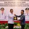 Gubernur Kepri Ansar Ahmad dan Bupati Kepulauan Meranti Asmar saat menunjukan nota kesepaktan bersama mencakup penyelenggaraan urusan pemerintahan daerah, pengembangan lintasan penyeberangan antarwilayah, penanaman modal, hingga peningkatan pelayanan kesehatan masyarakat, di Gedung Daerah, Tanjungpinang, Jumat (8/5/2026) (Foto: Diskominfokepri)