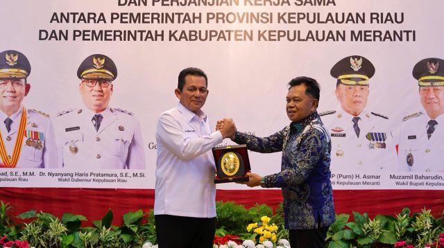 Gubernur Kepri Ansar Ahmad dan Bupati Kepulauan Meranti Asmar saat menunjukan nota kesepaktan bersama mencakup penyelenggaraan urusan pemerintahan daerah, pengembangan lintasan penyeberangan antarwilayah, penanaman modal, hingga peningkatan pelayanan kesehatan masyarakat, di Gedung Daerah, Tanjungpinang, Jumat (8/5/2026) (Foto: Diskominfokepri)