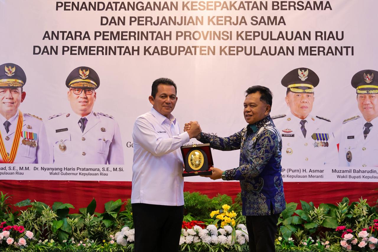 Gubernur Kepri Ansar Ahmad dan Bupati Kepulauan Meranti Asmar saat menunjukan nota kesepaktan bersama mencakup penyelenggaraan urusan pemerintahan daerah, pengembangan lintasan penyeberangan antarwilayah, penanaman modal, hingga peningkatan pelayanan kesehatan masyarakat, di Gedung Daerah, Tanjungpinang, Jumat (8/5/2026) (Foto: Diskominfokepri)