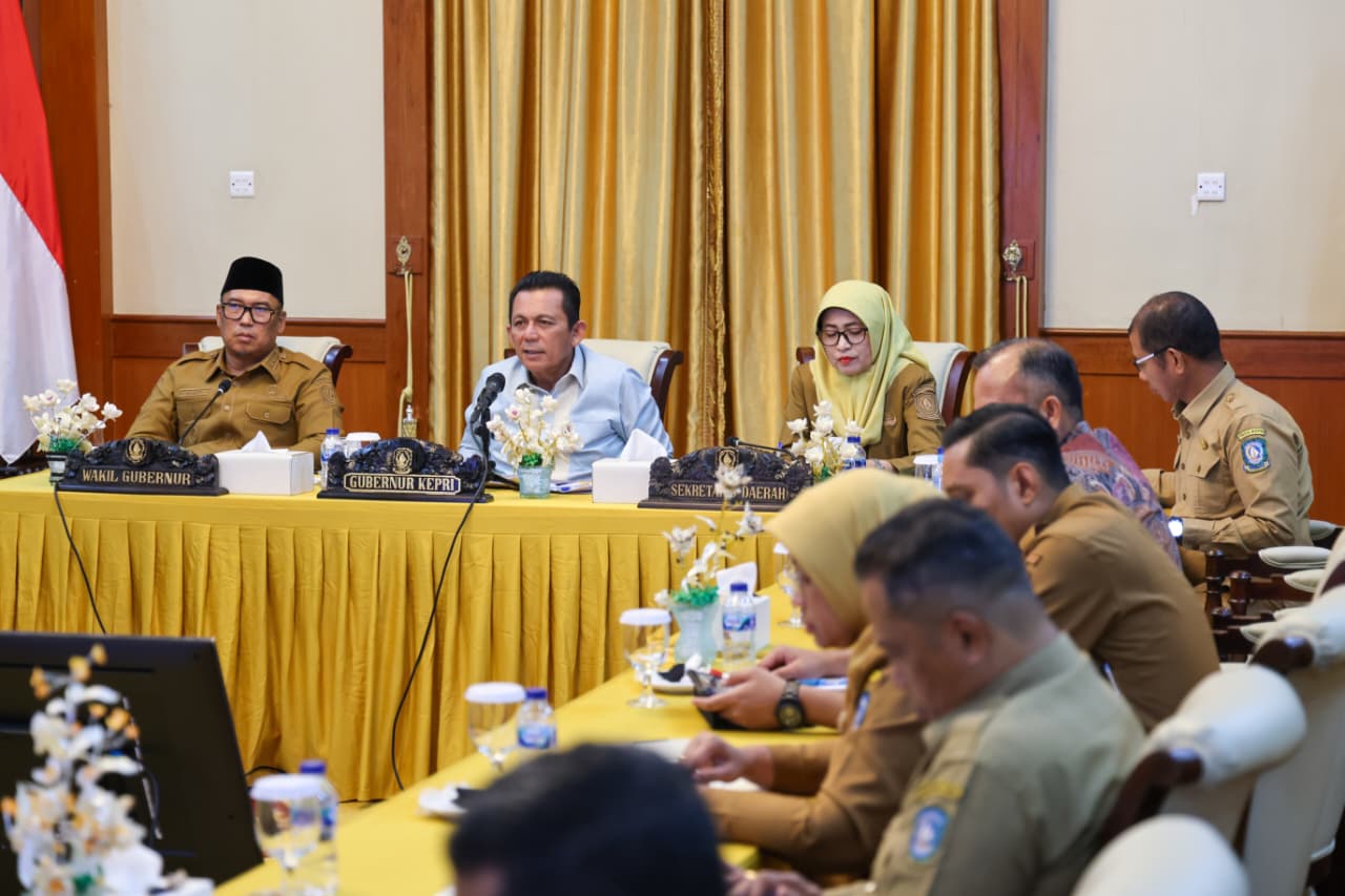 Gubernur Kepri Ansar Ahmad saat memimpin rapat Pemenuhan Kelengkapan Persyaratan dan Pemantapan Data Usulan Pembangunan KNMP Kepri Tahun 2026 di Gedung Daerah, Tanjungpinang, Senin (18/5).