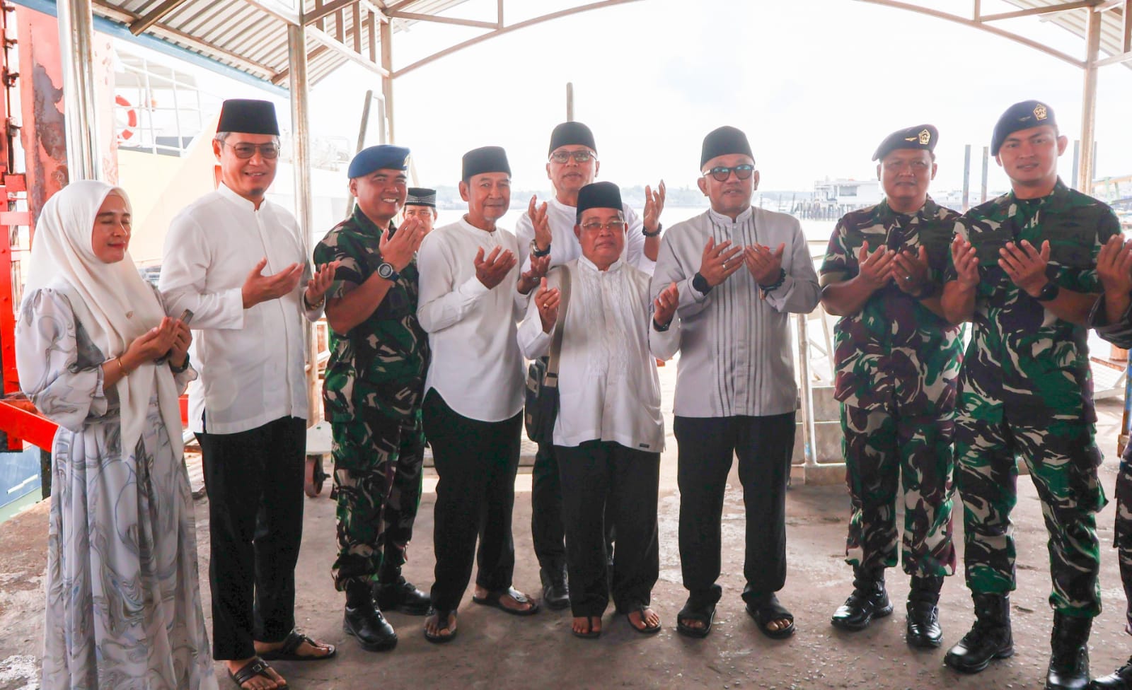 Sebanyak 144 Jemaah Calon Haji (JCH) Kota Tanjungpinang tahun 1447 H/2026 M diberangkatkan melalui Pelabuhan Internasional Sri Bintan Pura Tanjungpinang, Selasa (21/4/2026)