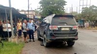 Polisi telah mengamankan Cao Tingke, WNA yang mengendarai mobil Toyota Fortuner nomor polisi BK 1271 OH saat insiden maut yang menewaskan satu orang prajurit TNI AL, di JL Nusantara, Tanjungpinang, pada Jumat (8/5/2026) pagi.