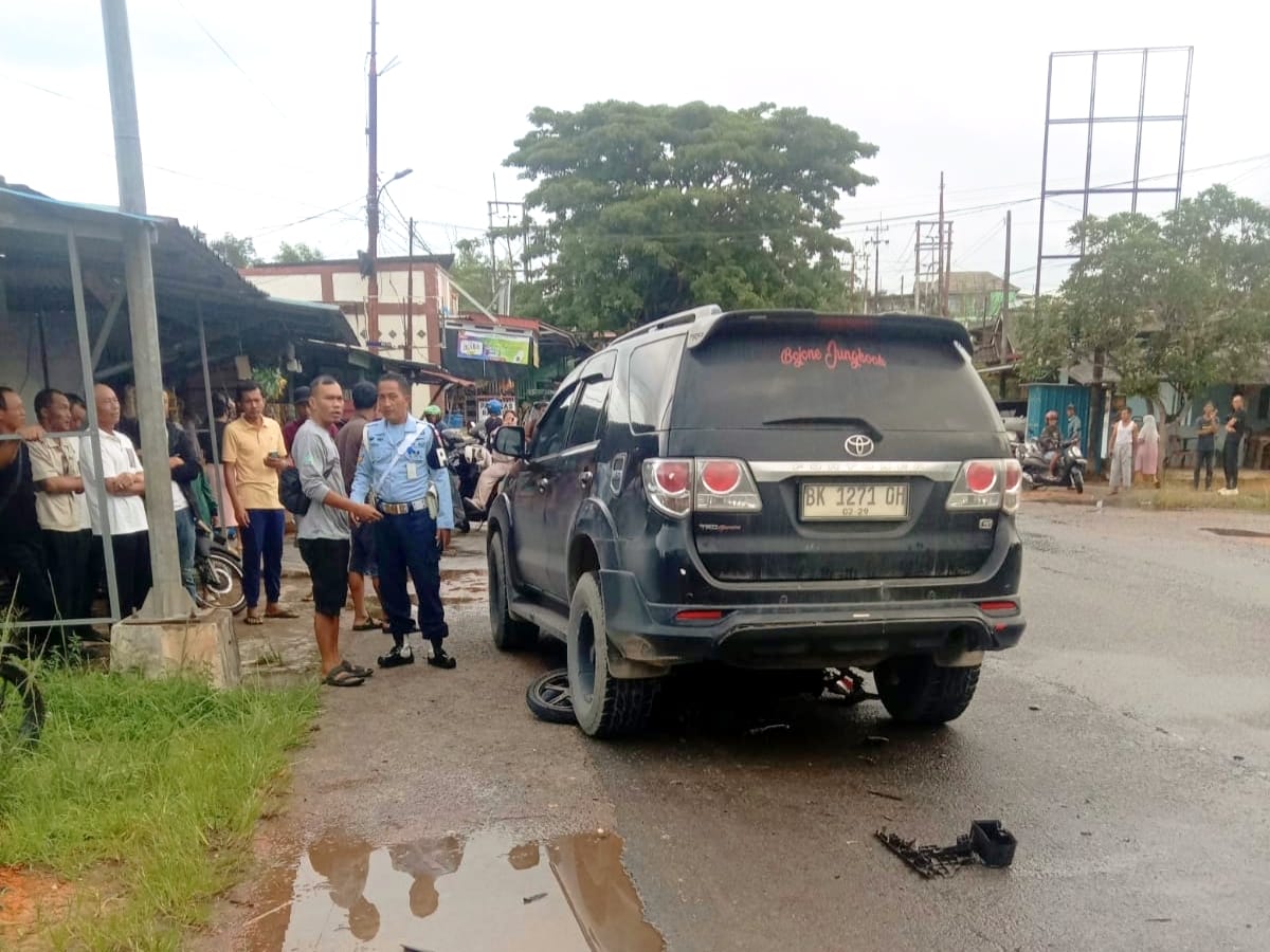Polisi telah mengamankan Cao Tingke, WNA yang mengendarai mobil Toyota Fortuner nomor polisi BK 1271 OH saat insiden maut yang menewaskan satu orang prajurit TNI AL, di JL Nusantara, Tanjungpinang, pada Jumat (8/5/2026) pagi.