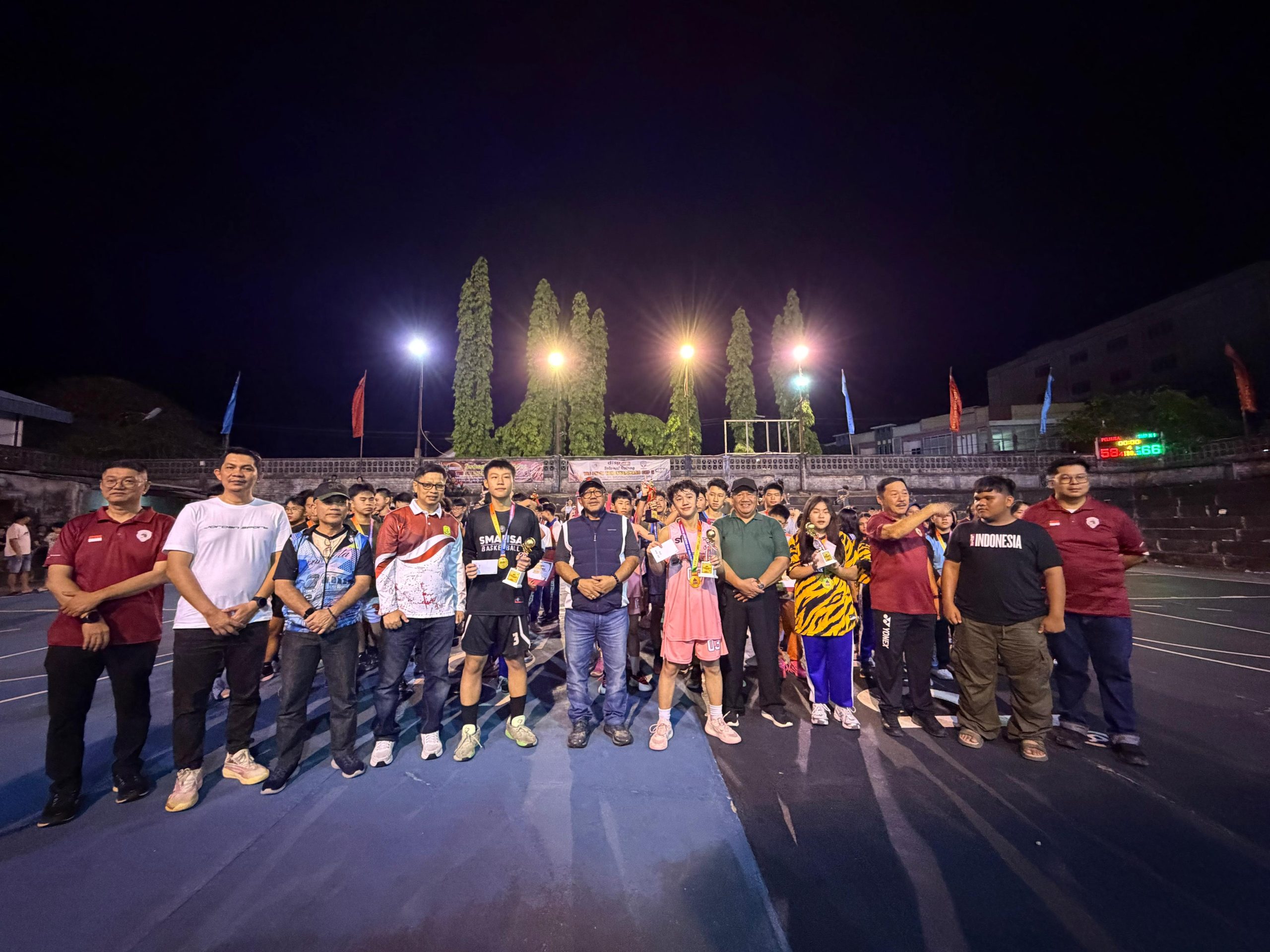 Foto bersama penutupan Turnamen Bola Basket Teo Chew Tanjungpinang Cup II  di Lapangan Teladan, Tanjungpinang, Sabtu (9/5/2026) malam.