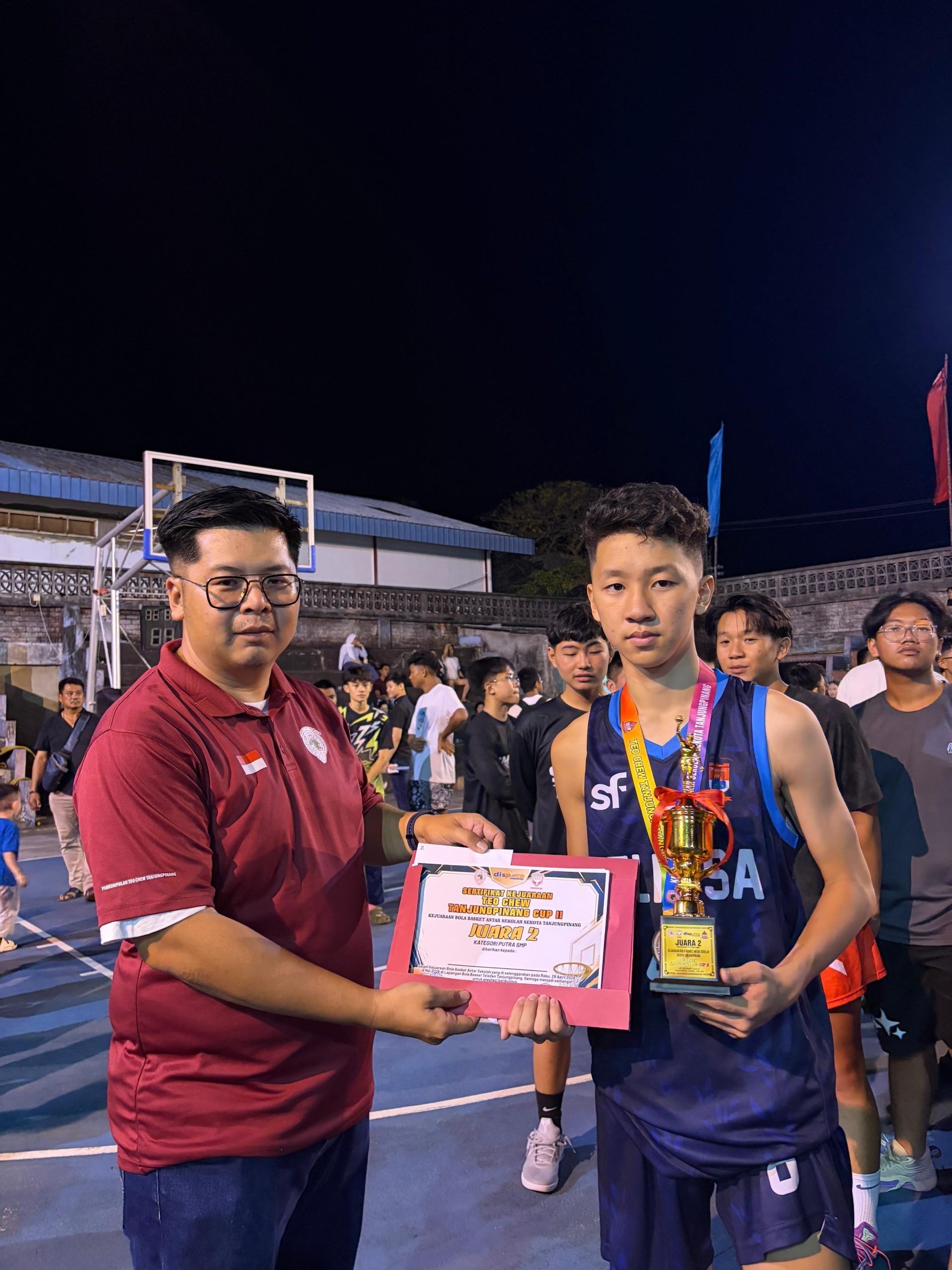 Foto bersama penutupan Turnamen Bola Basket Teo Chew Tanjungpinang Cup II  di Lapangan Teladan, Tanjungpinang, Sabtu (9/5/2026) malam.